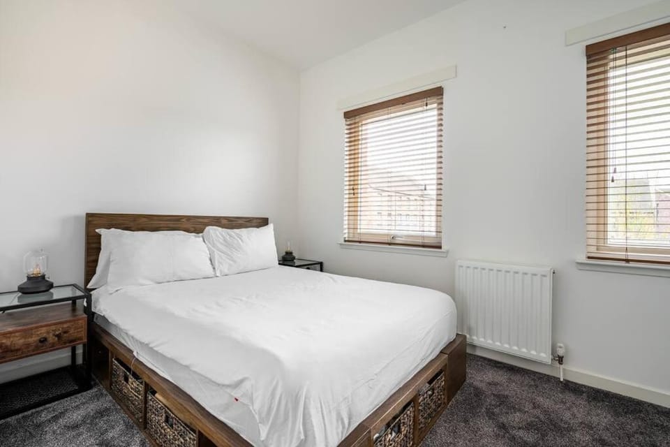 Bright, modern 2 bedroom house with free parking! Apartment in Edinburgh