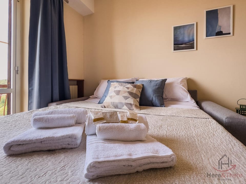 Bed, Living room, Photo of the whole room, Seating area, Bedroom, towels