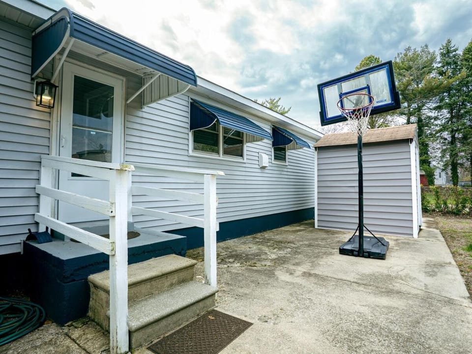 Coastal Home at Edgewater House in Pleasantville