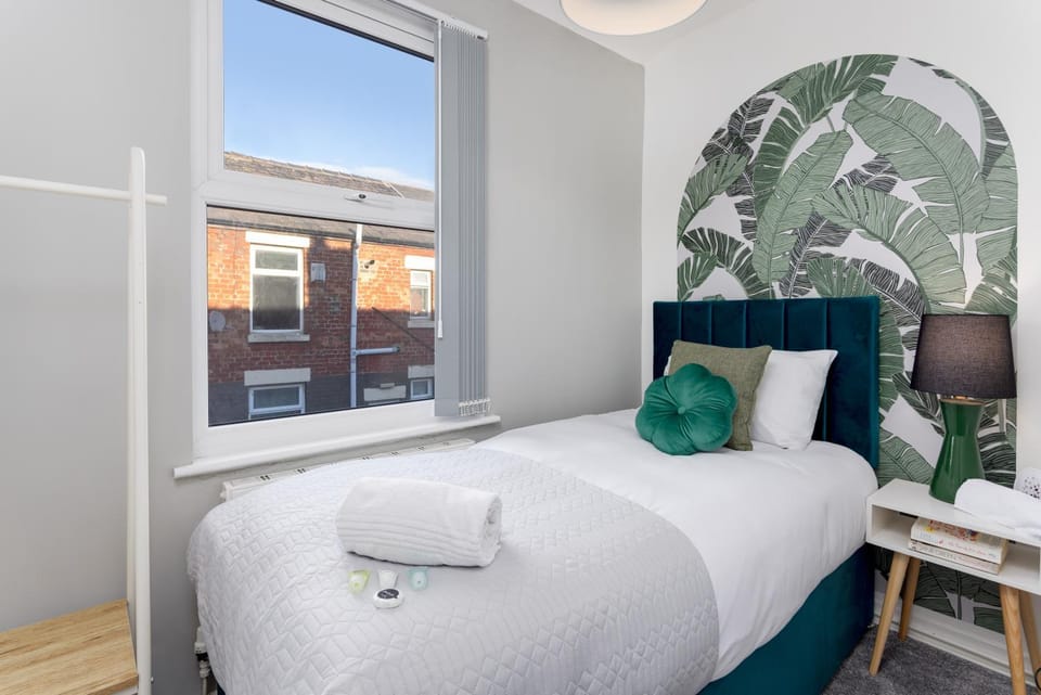 Bed, Photo of the whole room, Bedroom