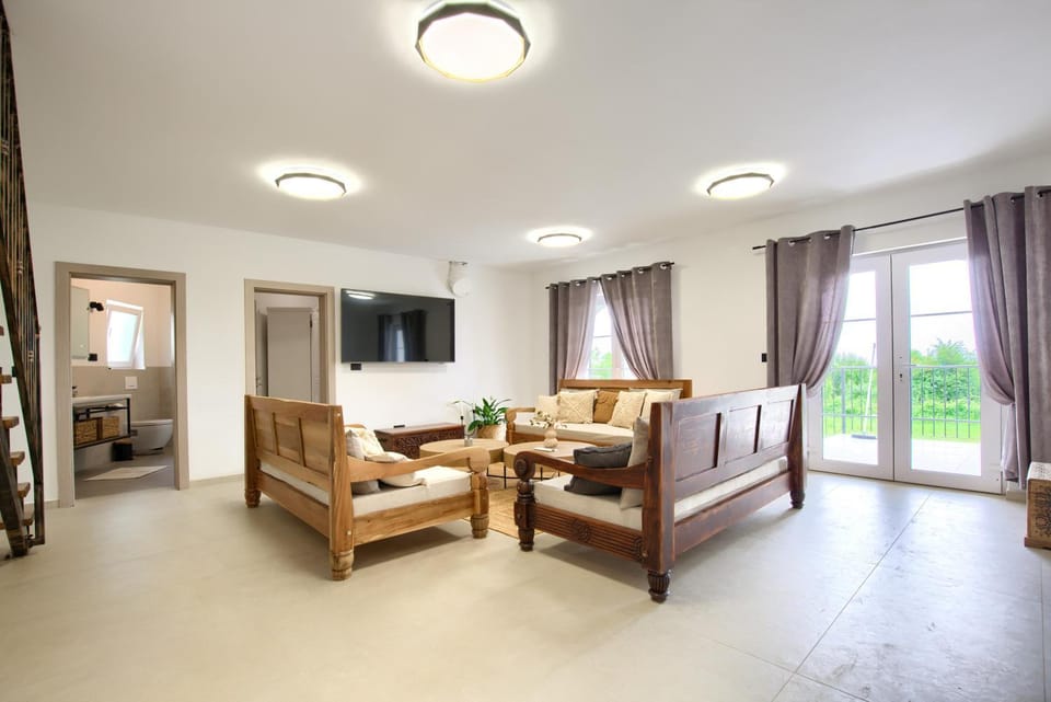 TV and multimedia, Living room, Seating area
