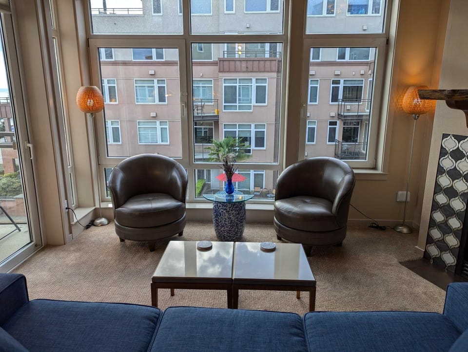 New Downtown 2 Beds, 2 Baths Waterfront Alaska 335 House in Pike Place Market