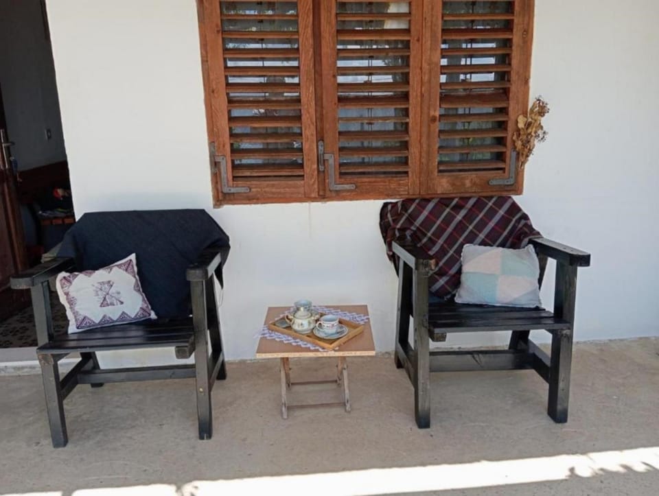 Patio, Day, Living room, Seating area