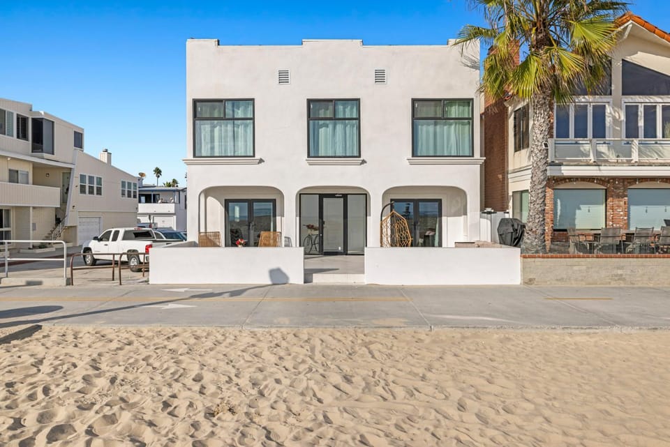 West Oceanfront Oasis 4 Apartment in Balboa Peninsula