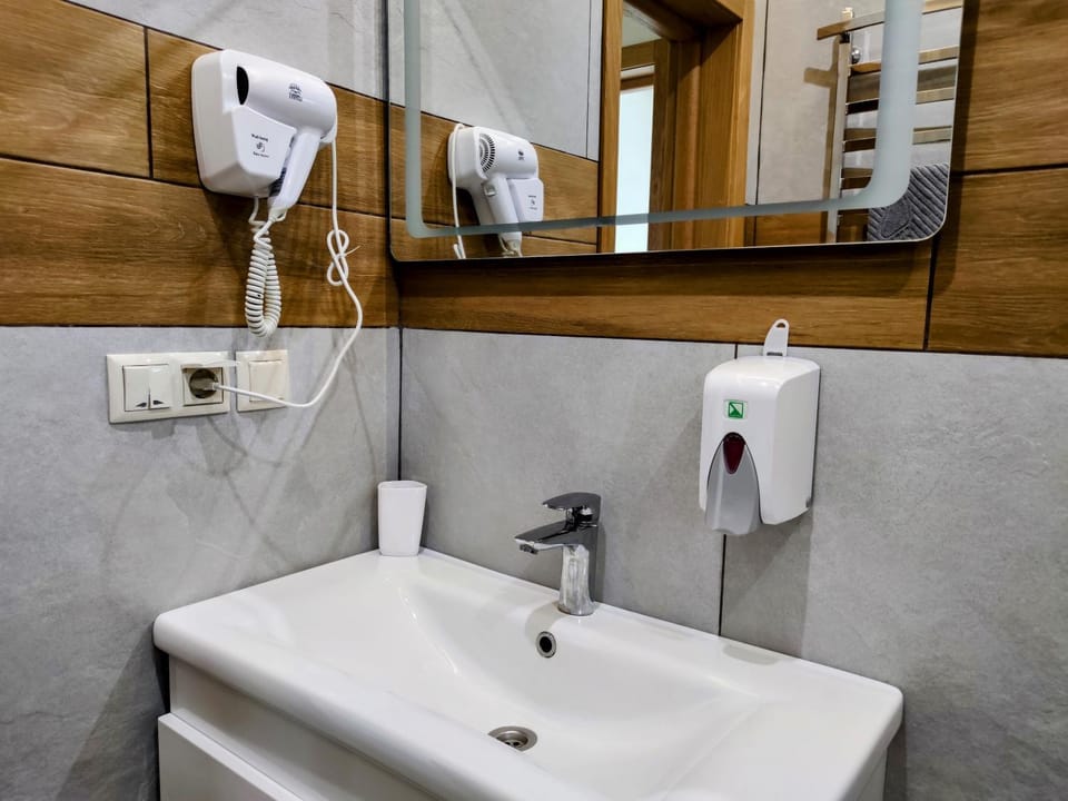 Shower, Toilet, Bathroom, hair dryier, towels, towels