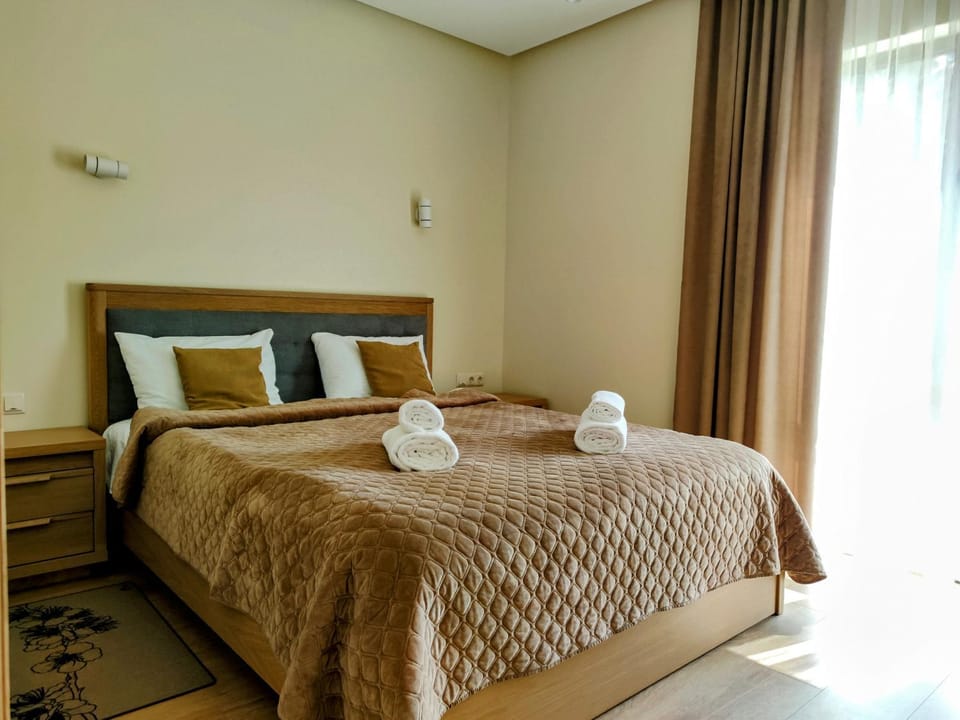 Property building, Bed, Photo of the whole room, Bedroom, towels, towels