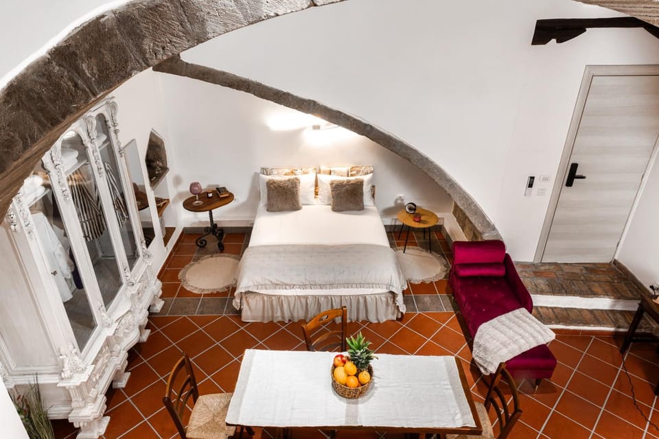 Photo of the whole room, Dining area