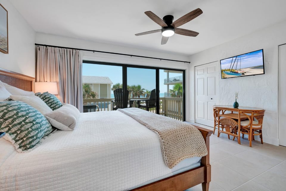 Bed, TV and multimedia, View (from property/room), Balcony/Terrace, Photo of the whole room, Beach, Bedroom, Sea view