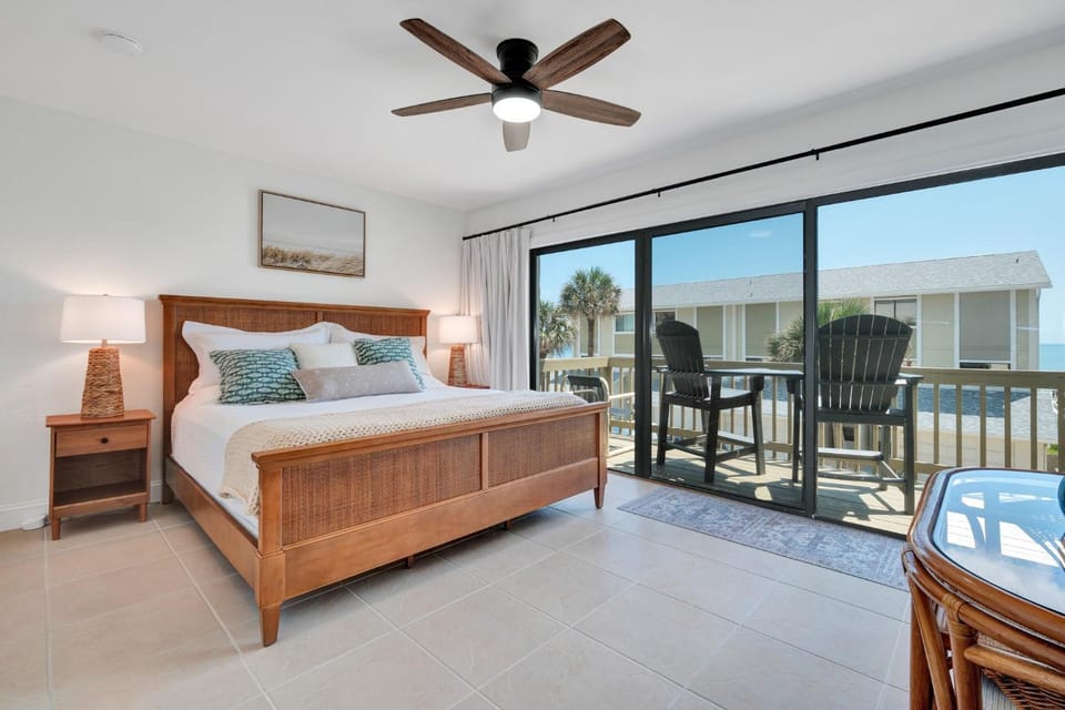 Bed, Balcony/Terrace, Photo of the whole room, Beach, Bedroom