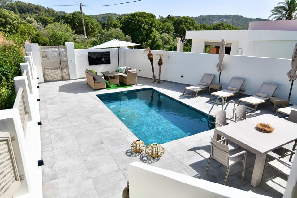 Natural landscape, View (from property/room), Balcony/Terrace, Seating area, Dining area, Mountain view, Pool view, Swimming pool, sunbed