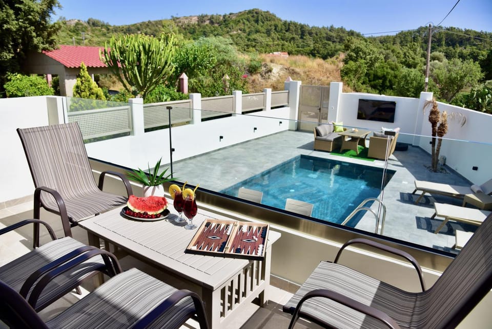 Day, Natural landscape, TV and multimedia, View (from property/room), Balcony/Terrace, Mountain view, Pool view, Swimming pool, sunbed