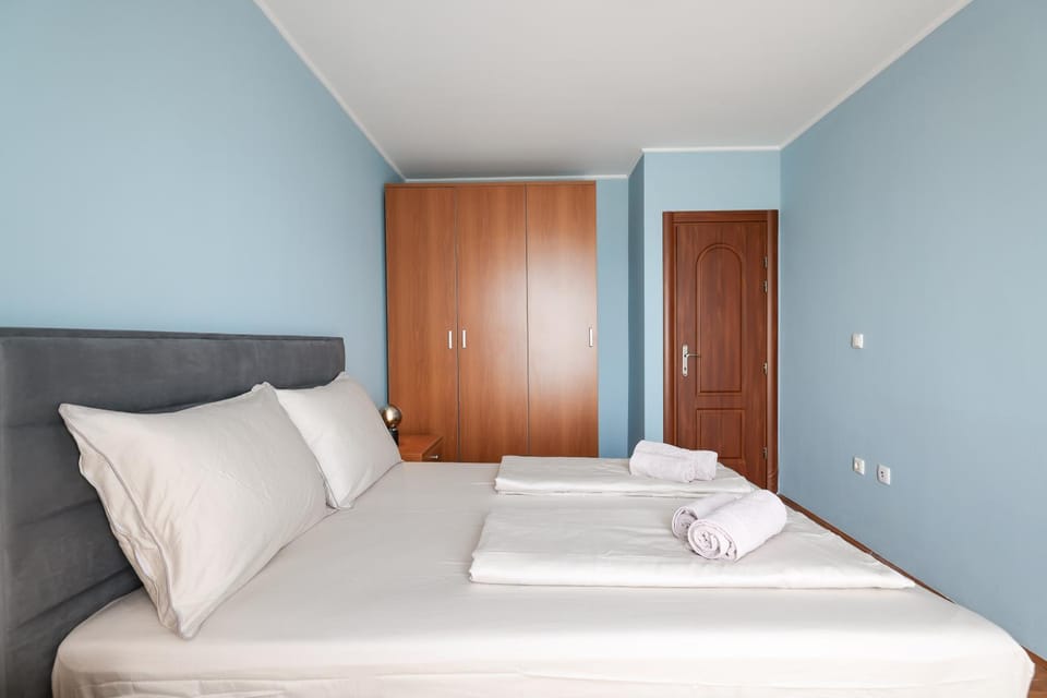 Bed, Bedroom, towels