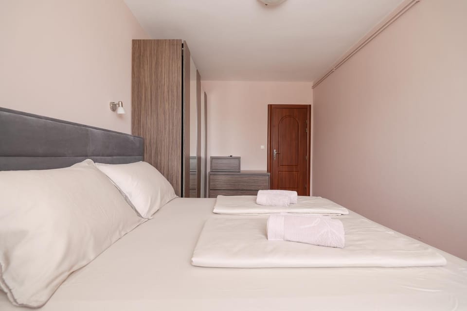 Bed, Bedroom, towels