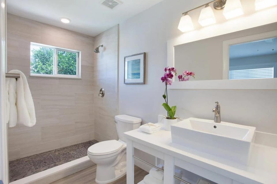 Isla Honeydew - Waterfront Boutique Resort, Htd Pool, Dock, Walkable Villa in Upper Matecumbe Key
