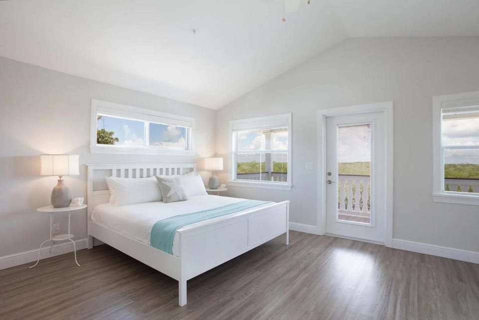 Isla Honeydew - Waterfront Boutique Resort, Htd Pool, Dock, Walkable Villa in Upper Matecumbe Key