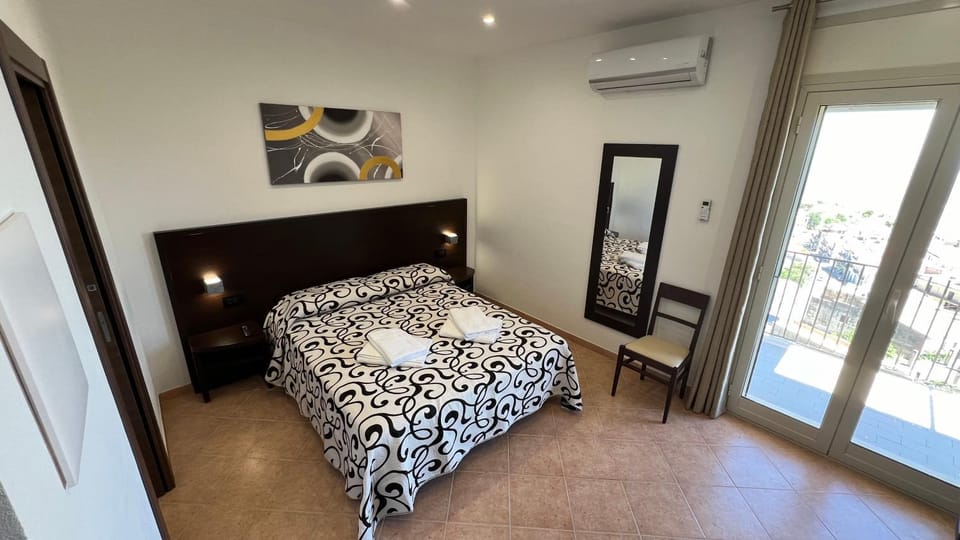 Bed, Photo of the whole room, Bedroom, air conditioner