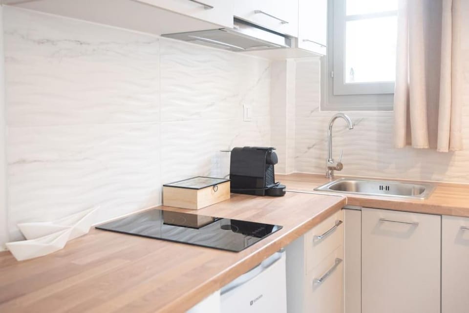 Coffee/tea facilities, Kitchen or kitchenette, stove