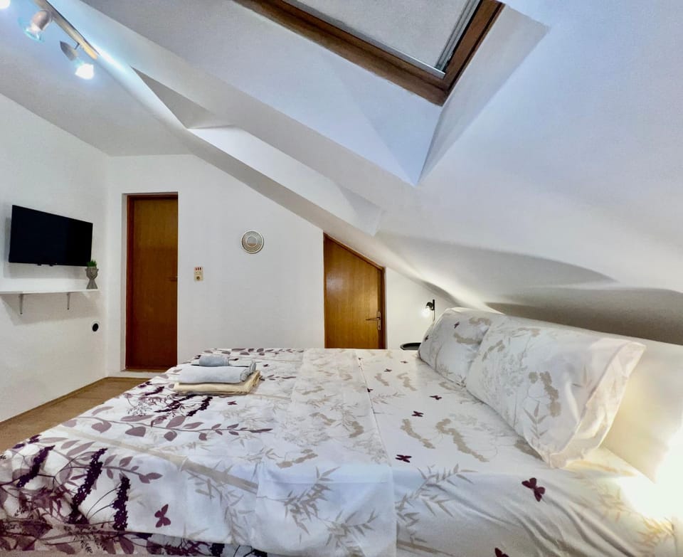 Bed, TV and multimedia, Bedroom