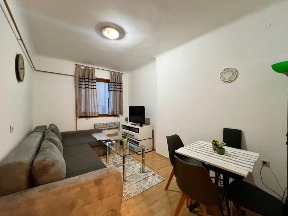 TV and multimedia, Living room, Seating area, Dining area, furniture, furniture, heating, heating, internet, internet