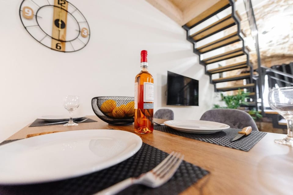 Seating area, Dining area, Food, Drinks, Alcoholic drinks