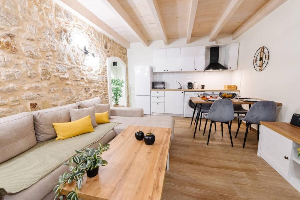 Kitchen or kitchenette, Living room, Seating area, Dining area, stove