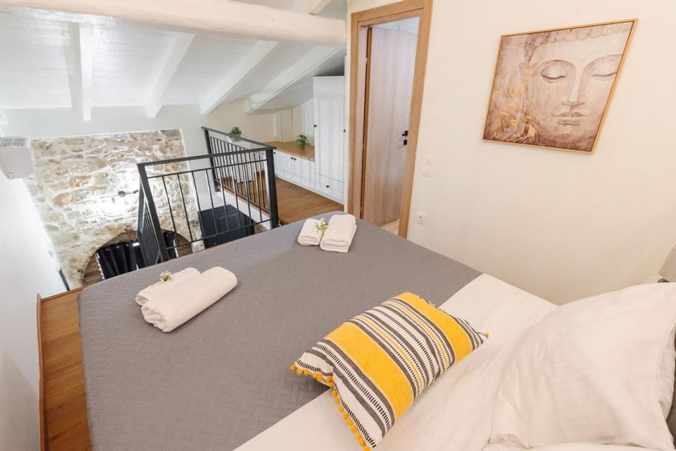 Bed, Bedroom, towels