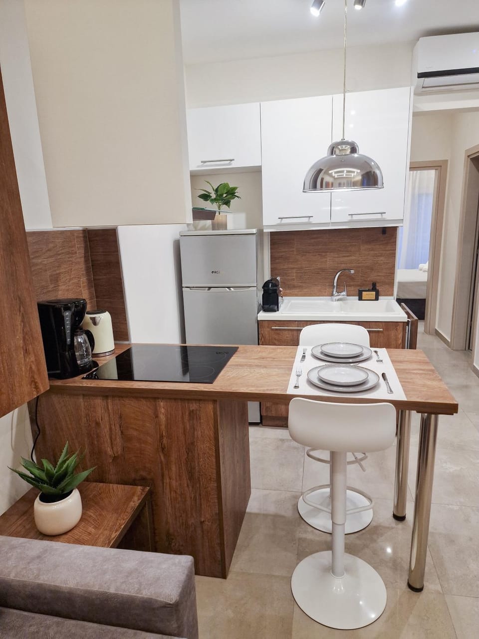 Kitchen or kitchenette, Dining area, minibar, oven, pet friendly, air conditioner