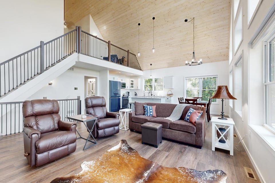 Hot Tub, River Views! Luxurious Wisconsin Retreat House in Iowa