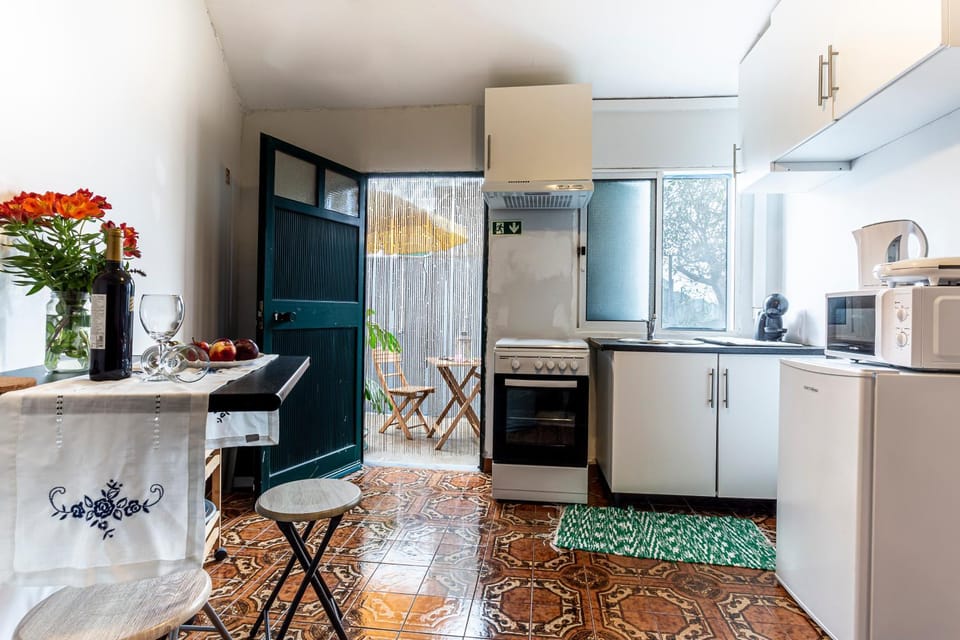 Kitchen or kitchenette, Dining area, oven, stove, toaster