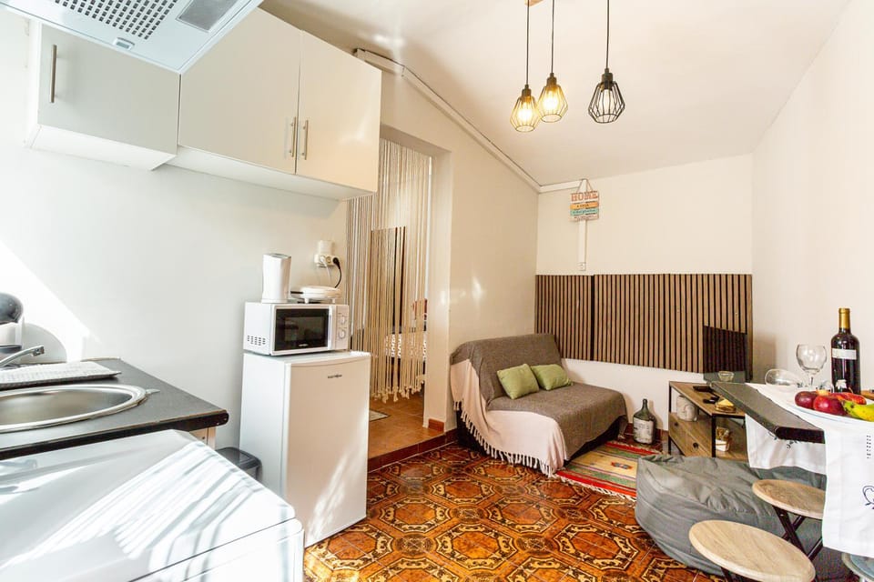 Kitchen or kitchenette, Living room, Seating area, Dining area, Food, oven, stove, toaster