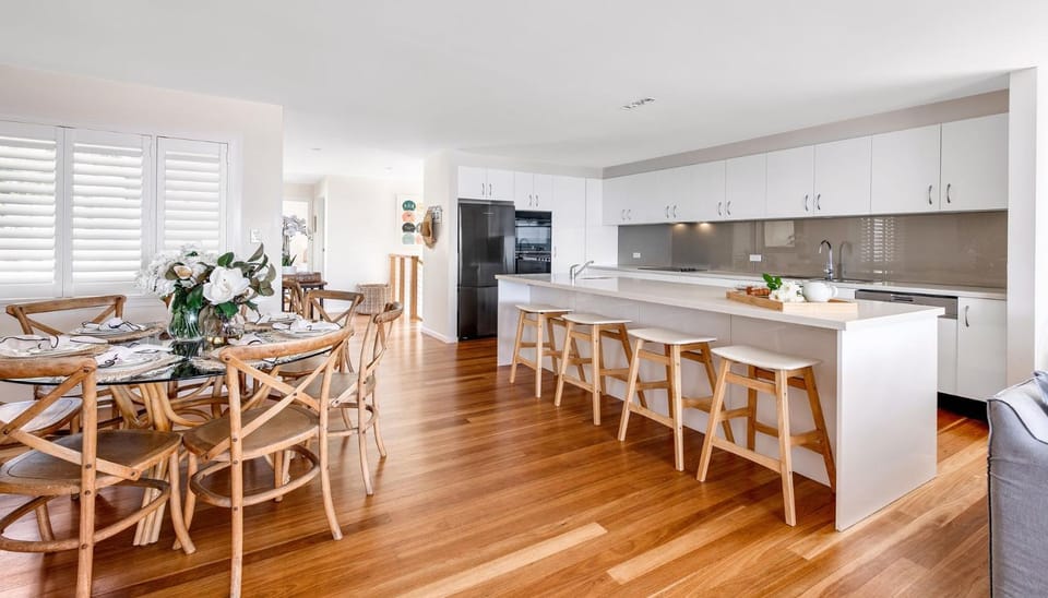 Kitchen or kitchenette, Seating area, Dining area, oven