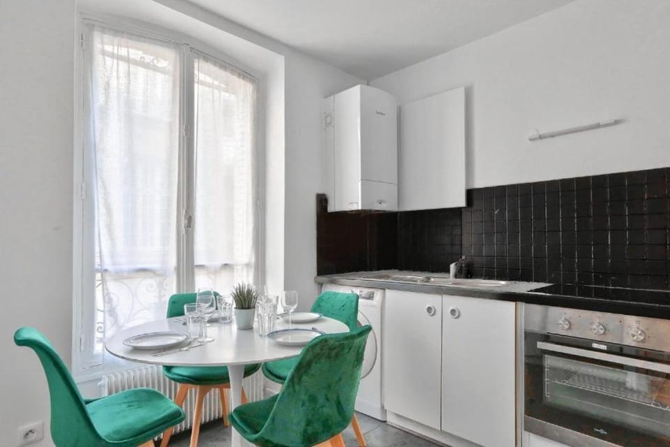 Kitchen or kitchenette, Dining area, oven, stove, washing machine