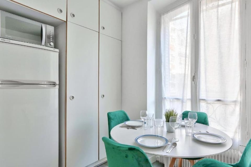 Kitchen or kitchenette, Dining area, microwave