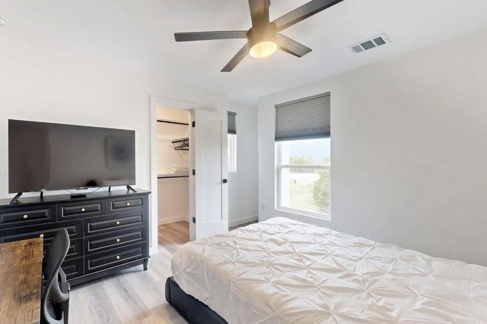 Bed, TV and multimedia, Bedroom
