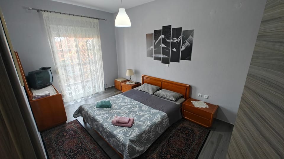 Bed, TV and multimedia, Photo of the whole room, Bedroom, furniture, towels