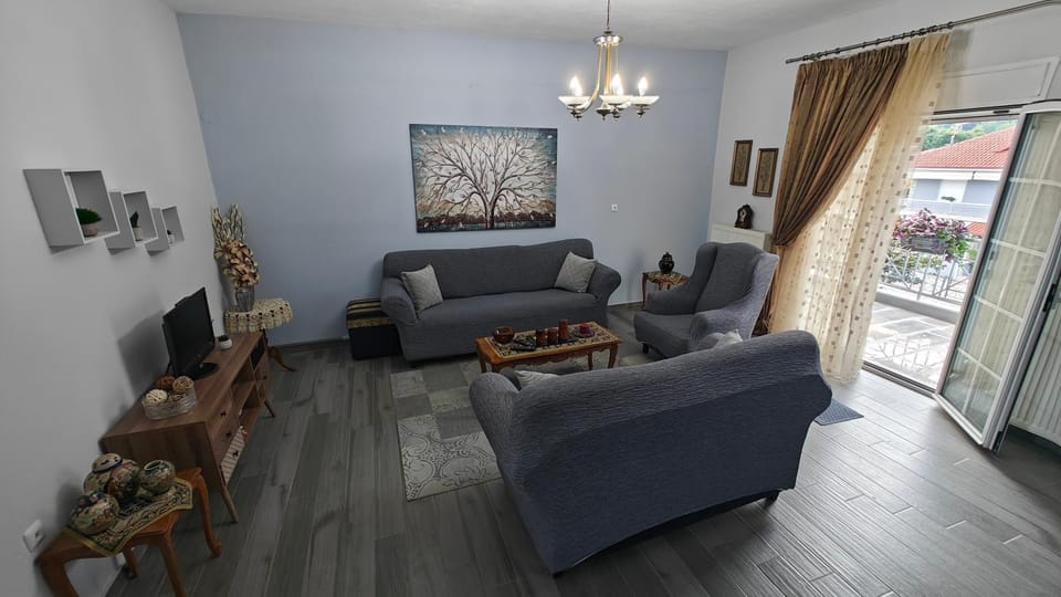 TV and multimedia, Living room, Seating area, air conditioner