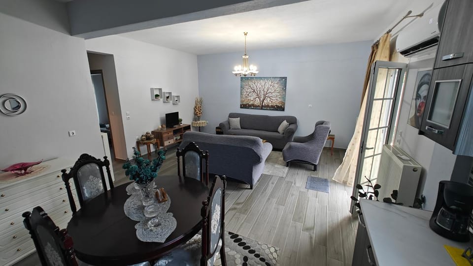 Communal lounge/ TV room, TV and multimedia, Living room, Seating area, Dining area, air conditioner