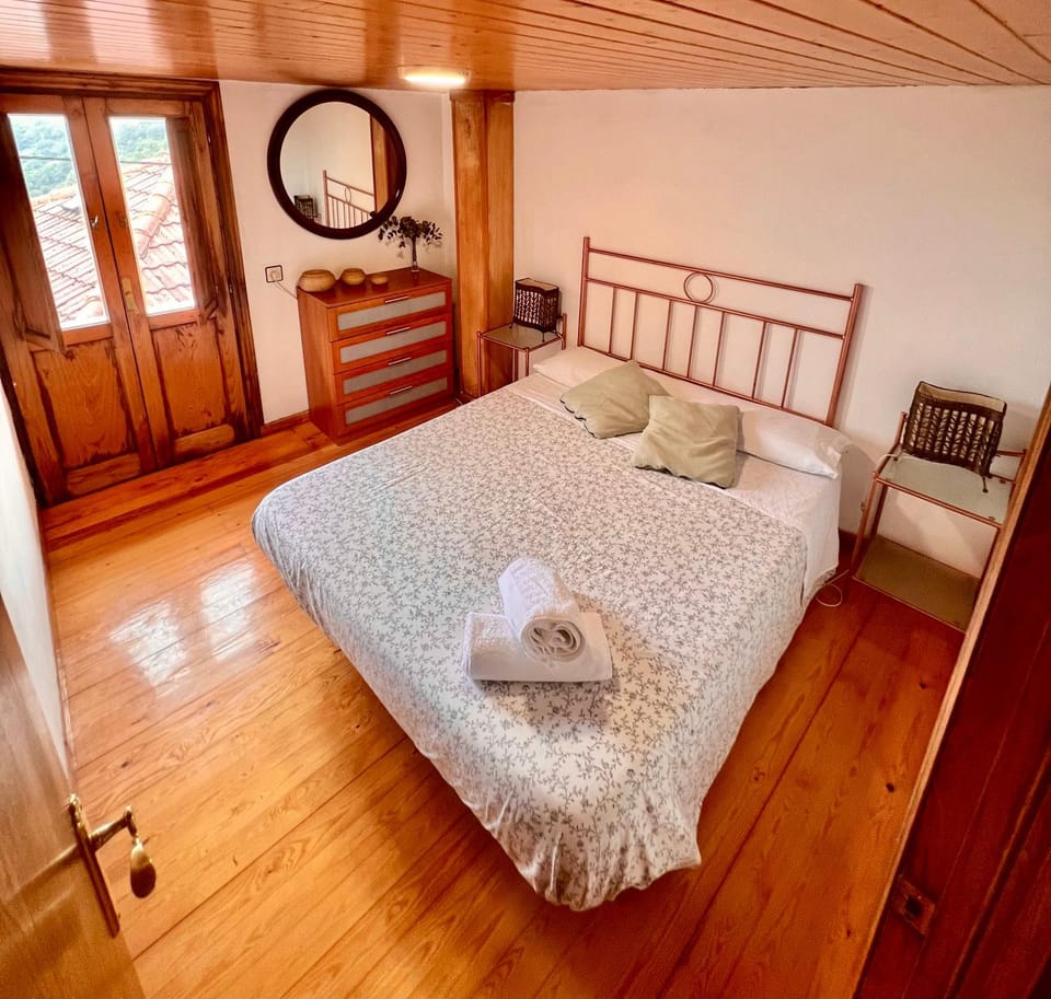 Bed, Photo of the whole room, Bedroom, towels