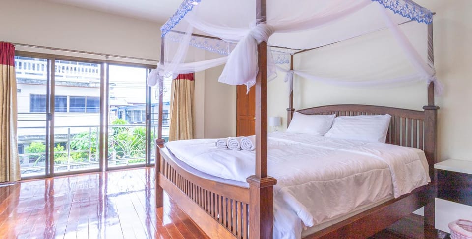 5 BR Villa w Pool - Old City 7 Min Walk - Family Friendly - Ping-Pong Table Villa in Chiang Mai