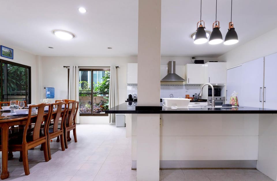 5 BR Villa w Pool - Old City 7 Min Walk - Family Friendly - Ping-Pong Table Villa in Chiang Mai