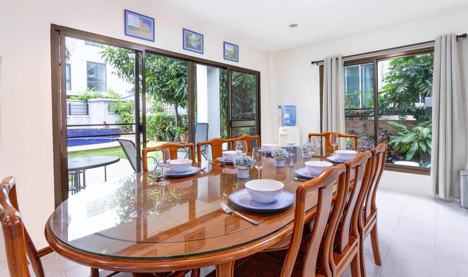 5 BR Villa w Pool - Old City 7 Min Walk - Family Friendly - Ping-Pong Table Villa in Chiang Mai