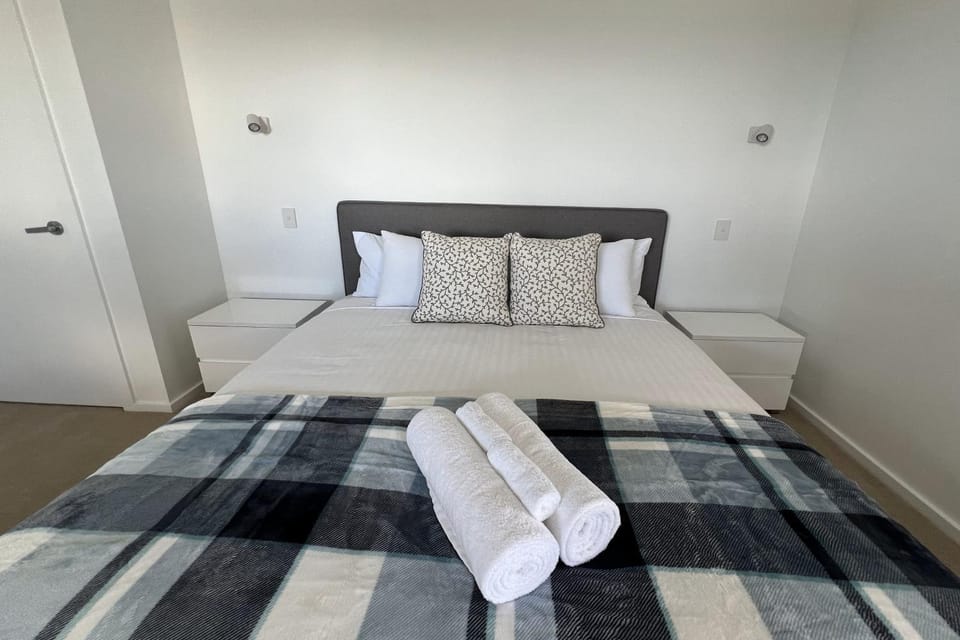 Bed, Bedroom, towels