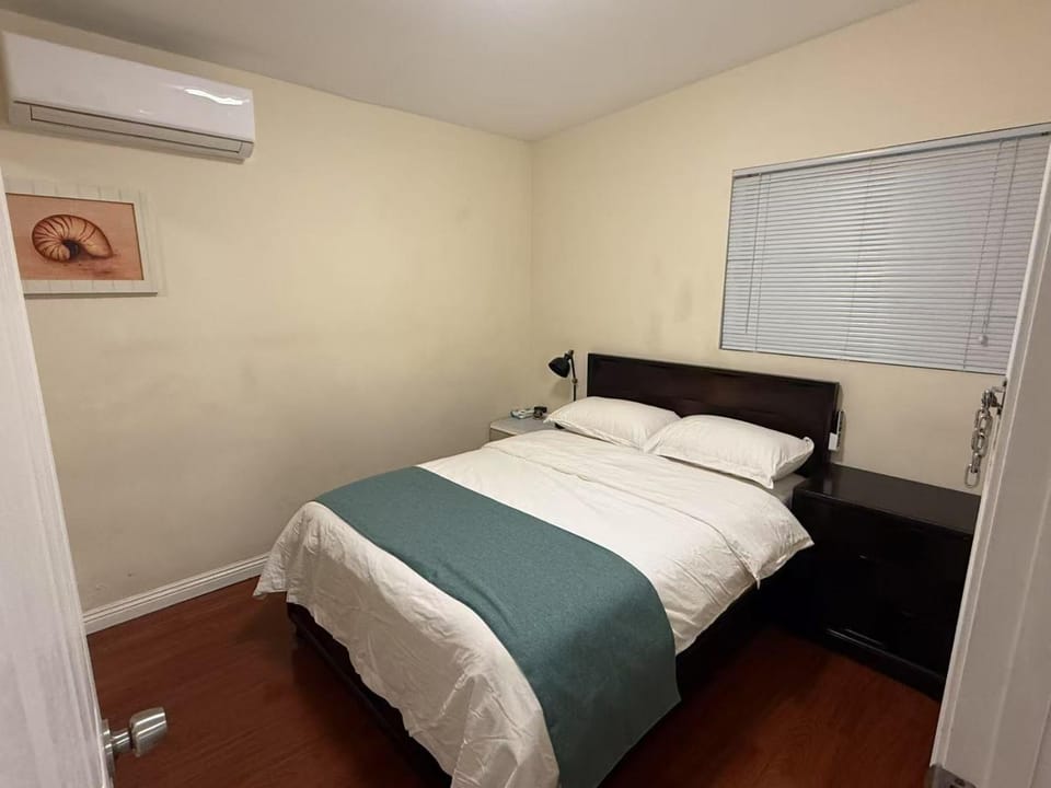 Bed, Bedroom, air conditioner