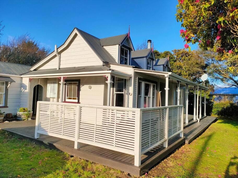 The Oaks- a beautifully appointed 1890s villa House in Wellington Region