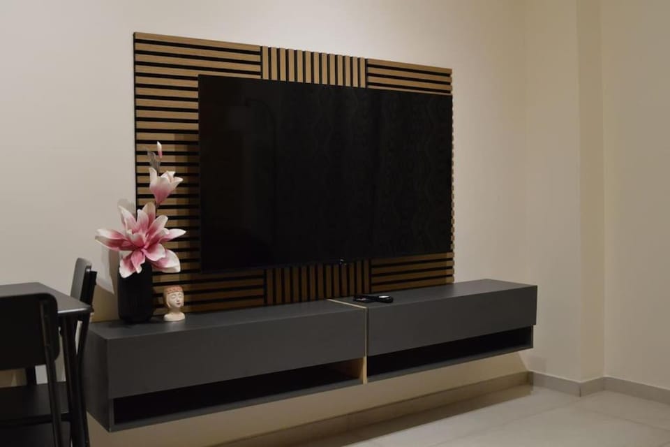 TV and multimedia, Living room, Evening entertainment