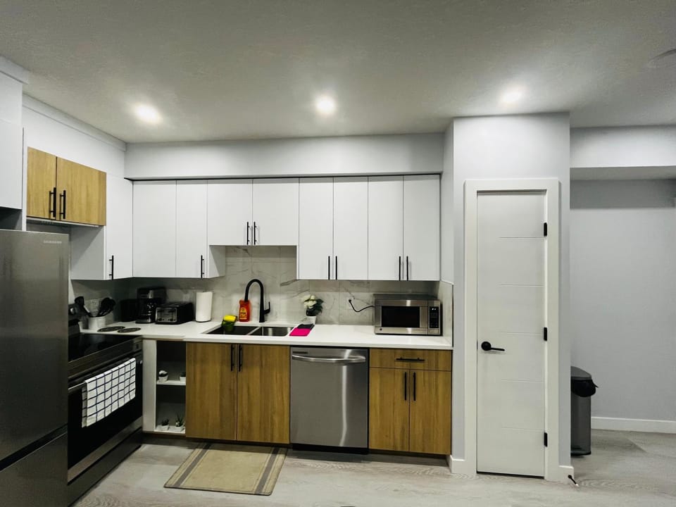 Kitchen or kitchenette, dishwasher, oven
