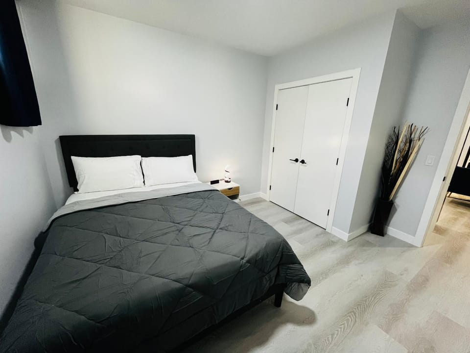 Bed, Photo of the whole room, Bedroom, wardrobe
