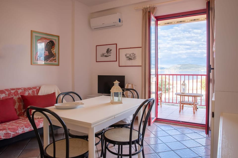 Dining area, air conditioner, air conditioner