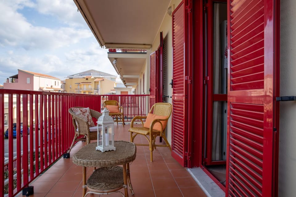 Property building, Balcony/Terrace, Seating area, Dining area