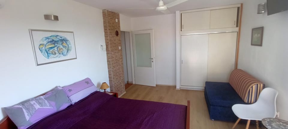 Bed, Seating area